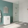 Mobile bagno bianco in bagno moderno con doccia e specchio.