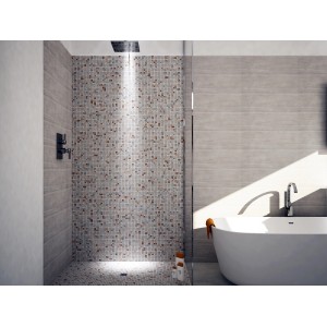 Bagno con piastrelle a mosaico in doccia e vasca.