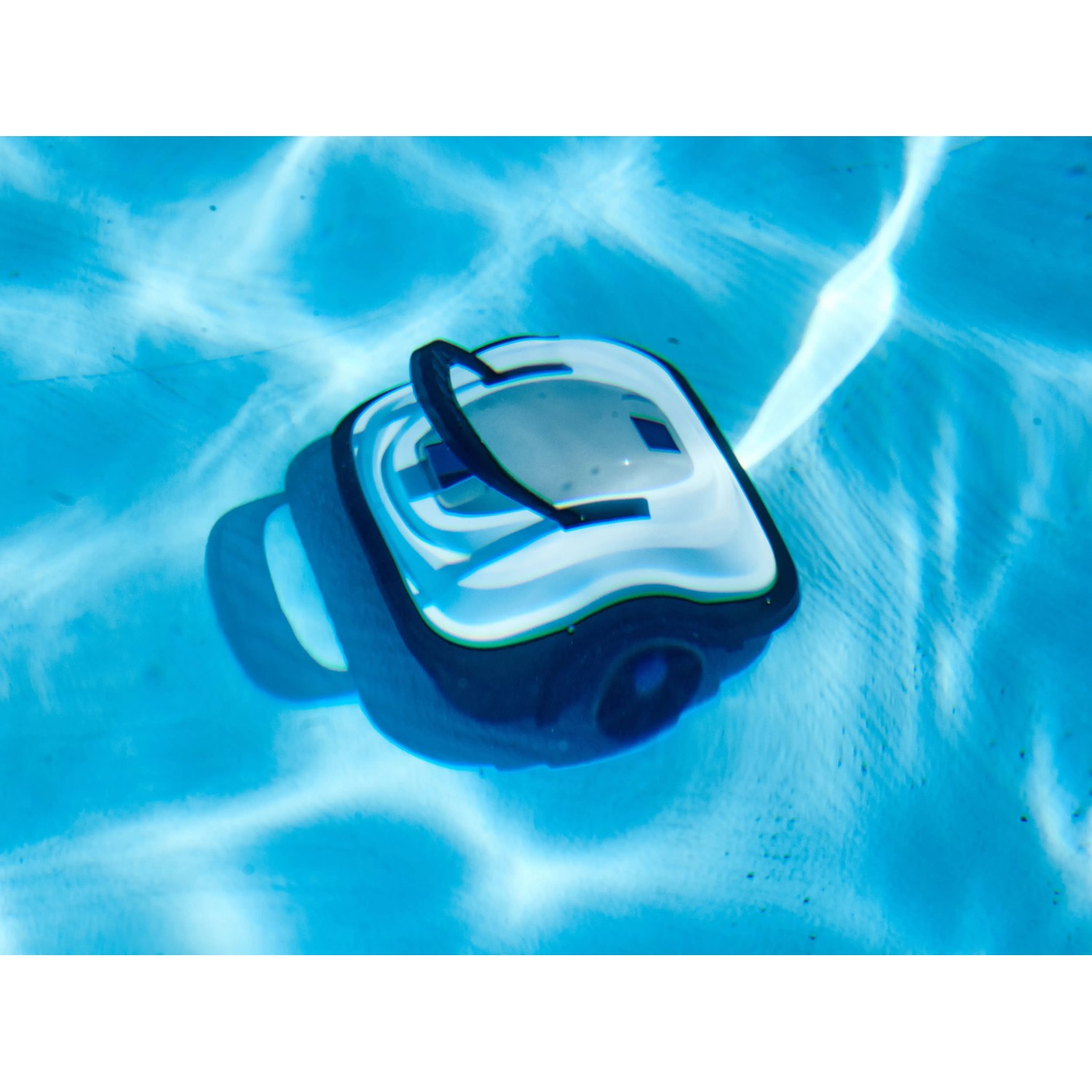 Robot piscina a batteria Orca 45 CL in piscina, pulitore automatico per la pulizia del fondo.