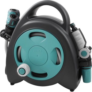 Avvolgitubo grigio con dettagli verde acqua e tubo da giardino montato.