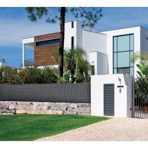 Frangivista grigio t.b.t. davanti a una casa moderna con giardino.