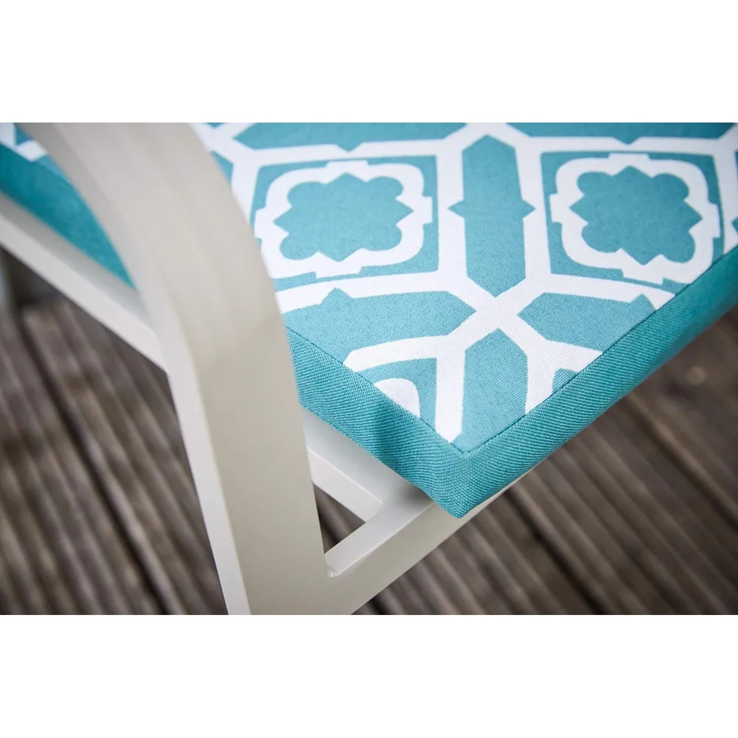 Dettaglio: cuscino della sedia impilabile Prata con motivo blu e bianco.