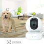 Telecamera di videosorveglianza t.b.t. bianca con funzione di tracciamento intelligente e cane sullo sfondo.
