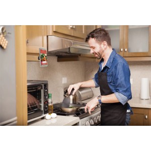 Uomo cucina in cucina con supporto smartphone. Accessorio pratico.