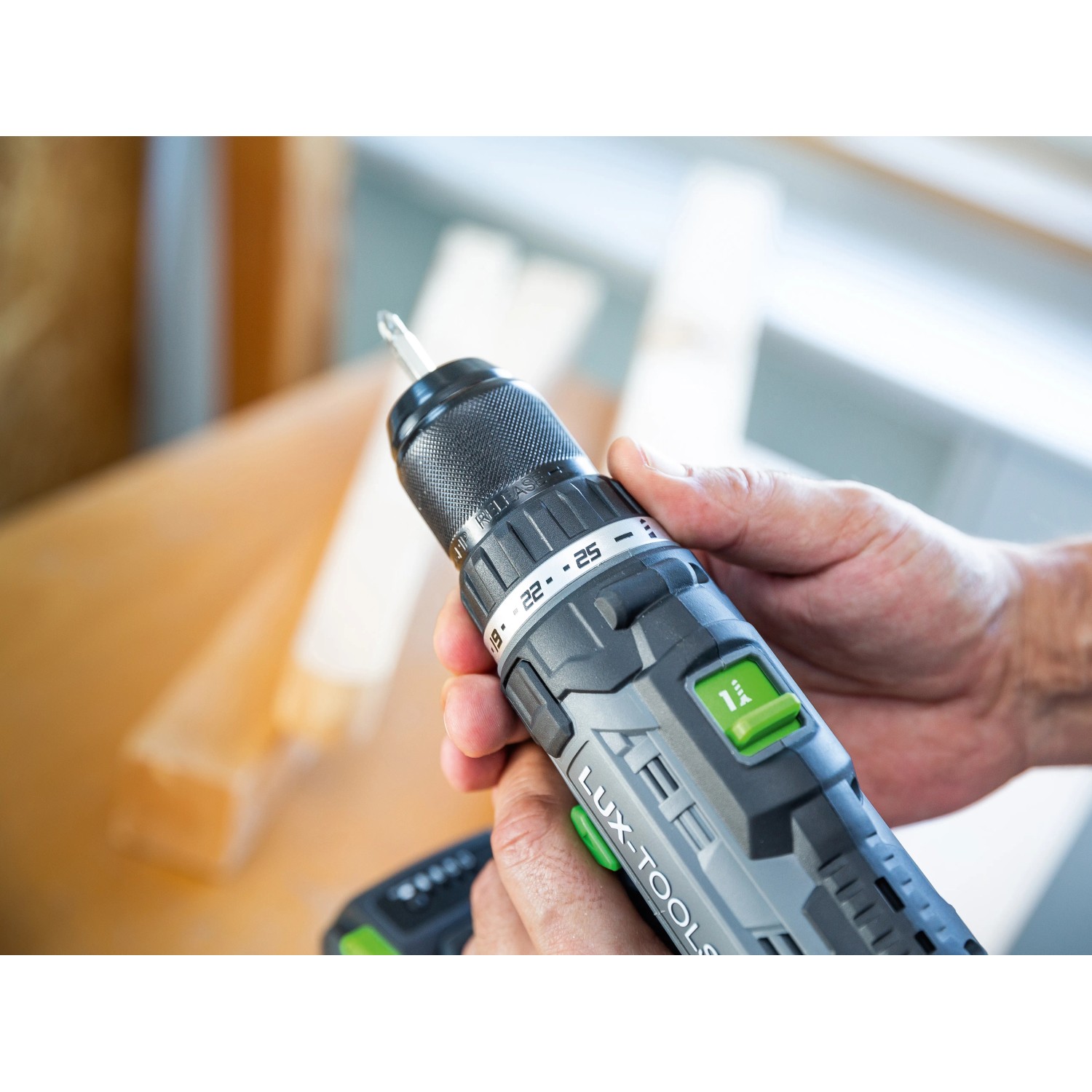 Avvitatore a batteria LUX A-BS-20 in azione, tenuto in mano. Ideale per avvitare e forare.