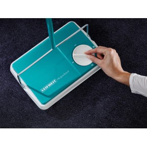 Leifheit Teppichkehrer Regulus in turchese/bianco con mano che regola l'altezza.