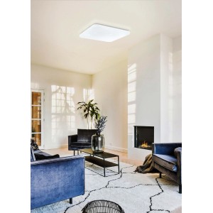 Plafoniera LED t.b.t. bianca e quadrata in un soggiorno.