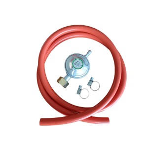 Regolatore di pressione del gas con tubo e fascette stringitubo per apparecchi a gas.