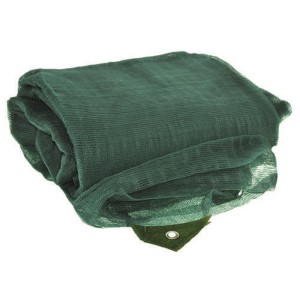 Rete protettiva verde arrotolata per giardino e piante.