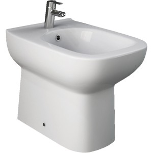Bidet t.b.t. bianco con rubinetto, vista frontale.