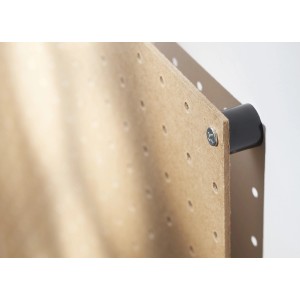 Dettaglio di un pannello forato t.b.t. con elemento di fissaggio.