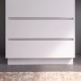 Mobile bagno bianco con tre cassetti.