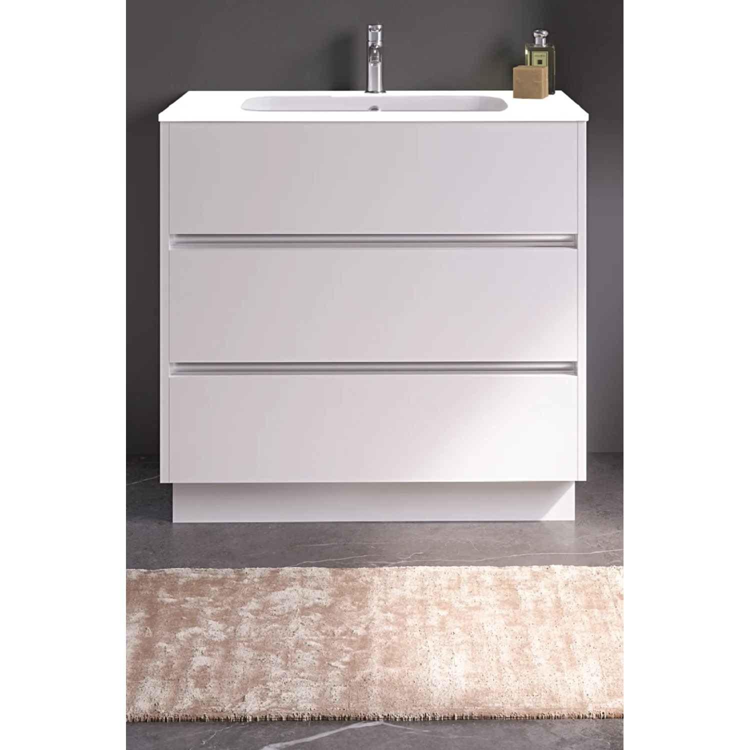 Mobile bagno bianco con tre cassetti.