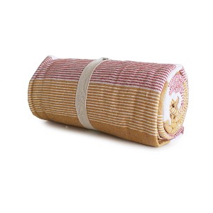 Copricuscino t.b.t. arrotolato a righe gialle e rosse con cinturino.