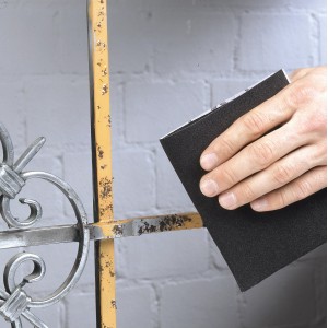 Mano leviga grata metallica con carta vetrata per metallo LUX K60. Abrasivo per lavori medi.