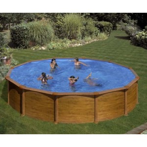 Piscina Gre Mauritius rotonda effetto legno in giardino, persone che nuotano. Ø 550 cm.