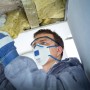 Uomo che indossa la maschera LUX FFP2 durante l'isolamento. Protezione respiratoria.