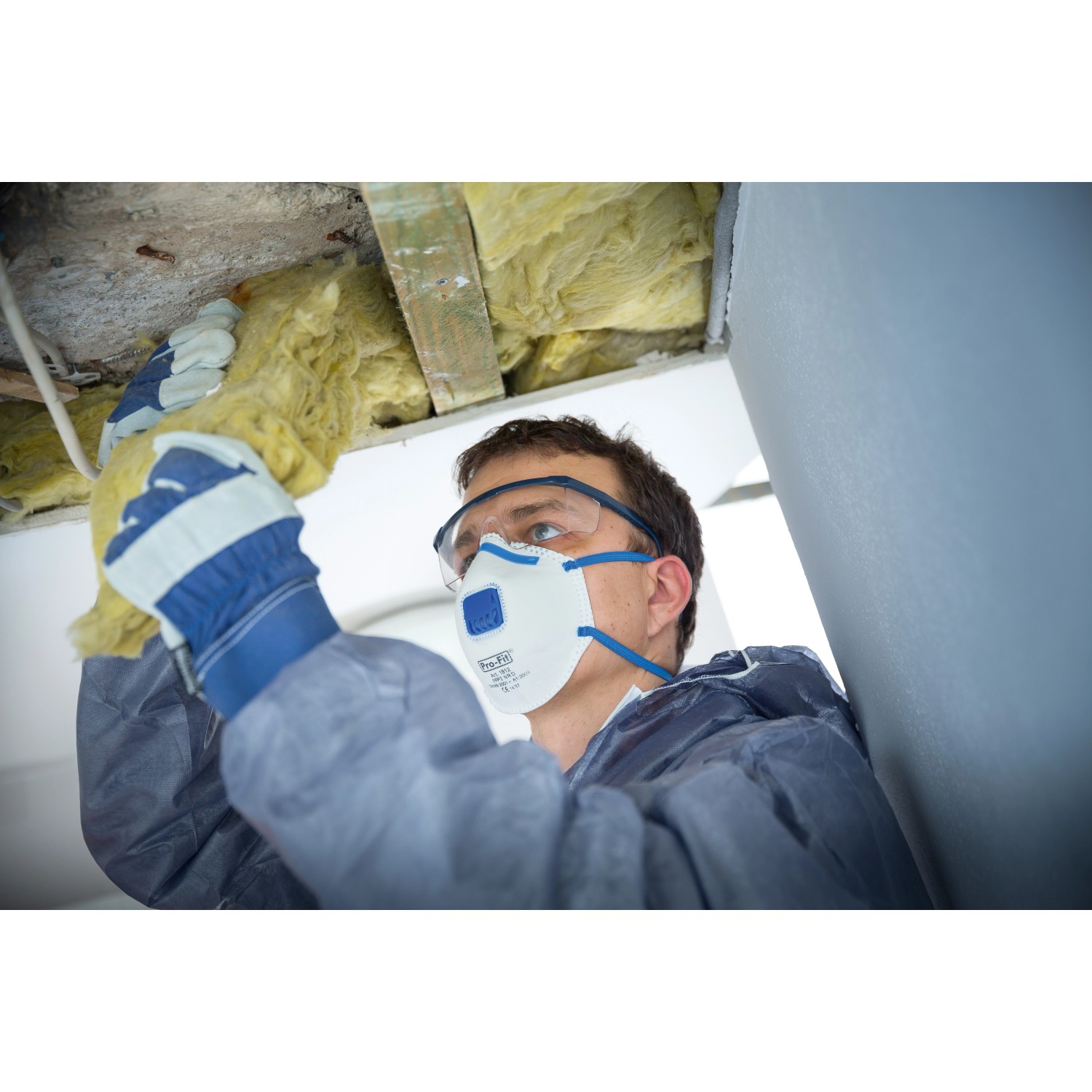 Uomo che indossa la maschera LUX FFP2 durante l'isolamento. Protezione respiratoria.