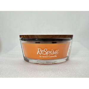 Candela profumata arancione in vetro con coperchio in legno. Candela cilindrica.