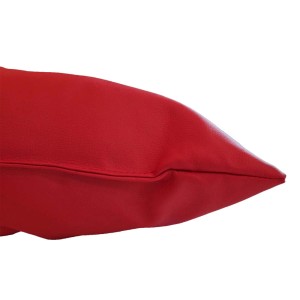 Cuscino decorativo/federa t.b.t. rossa in ecopelle, vista dettaglio.