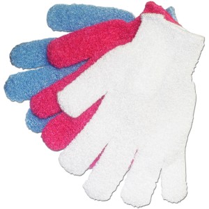 Tre guanti esfolianti colorati (blu, rosa, bianco) per la cura del corpo in bagno.