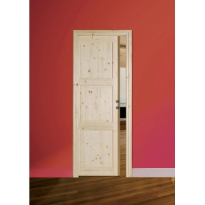 Porta interna in legno chiaro con tre pannelli, aperta.