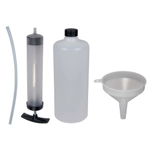 Set accessori per tagliaerba: tubo, pompa, contenitore e imbuto.