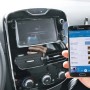 Smartphone con supporto auto in auto, accessorio interno auto.