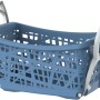 Cesto portabiancheria blu con manici e ruote per un facile trasporto.