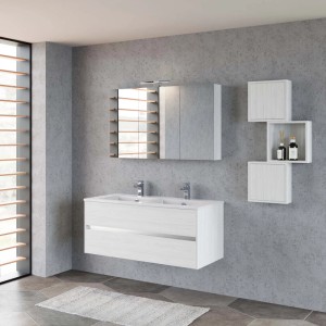 Moderno set di mobili bagno bianchi con mobile lavabo, specchiera e mensole.