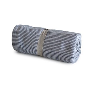 Copricuscino t.b.t. arrotolato e rigato con fascia.