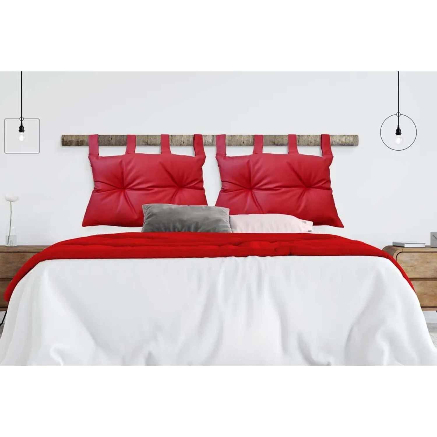 Letto con cuscini t.b.t. rossi come testiera. Cuscini decorativi e biancheria da letto.