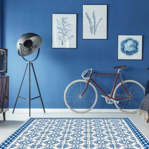 Tappeto moderno con motivo blu e bianco in soggiorno.