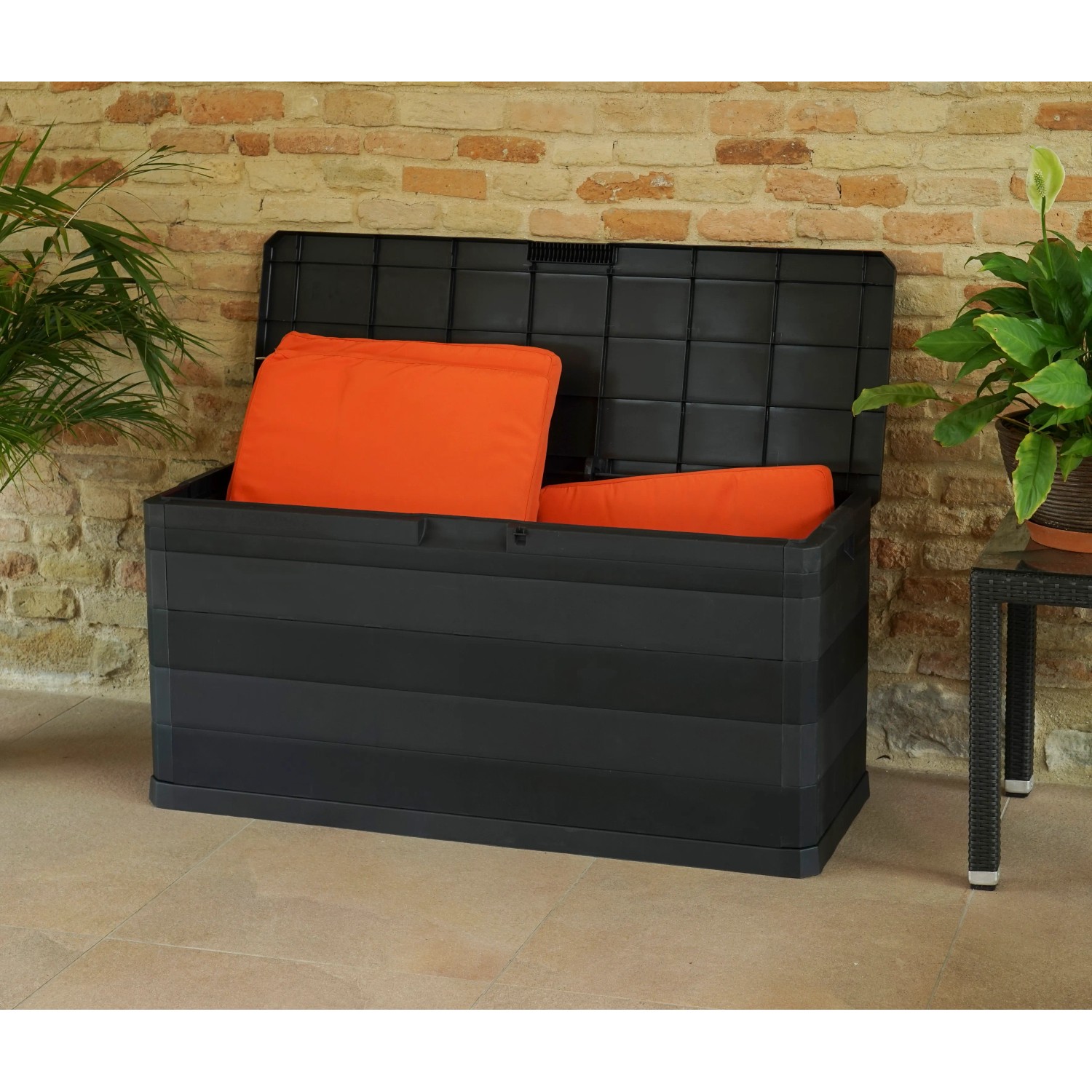 Box da giardino nera aperta con cuscini arancioni. Ideale per mobili da balcone.