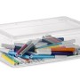 Box contenitore trasparente KIS C XS con coperchio, piena di pennarelli colorati.