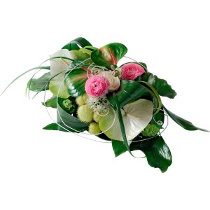 Composizione floreale con mattonella di spugna: rose, anthurium e foglie verdi per decorazioni fai da te.