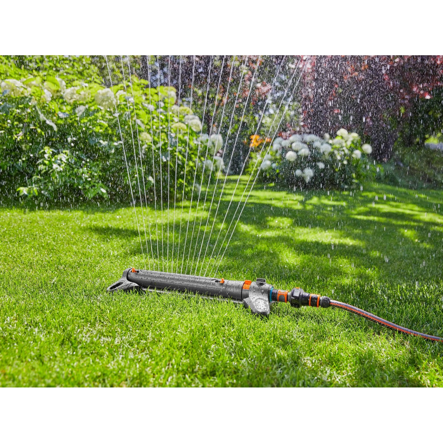 Irrigatore oscillante Gardena AquaZoom S che irriga un prato.