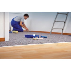 Il vello protettivo grigio LUX 1x50m protegge il pavimento durante i lavori di verniciatura in interni.