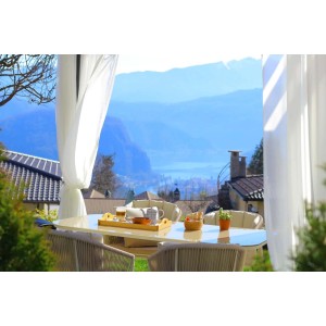 Tavolo all'aperto con cibo e bevande, protezione solare sullo sfondo.