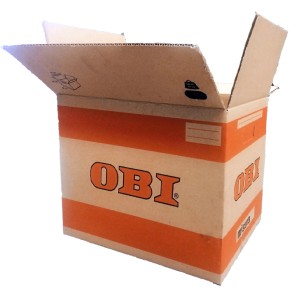 Scatola di trasloco aperta con logo OBI e strisce arancioni.