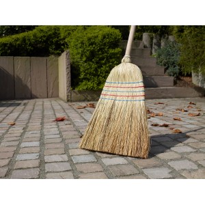 Scopa in paglia di riso con manico in legno e strisce decorative rosse/blu per pulire vialetti e terrazze.