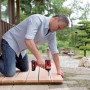 Avvitatore a impulsi a batteria Einhell TE-CI 18/1 Li Solo avvita assi di legno all'aperto.