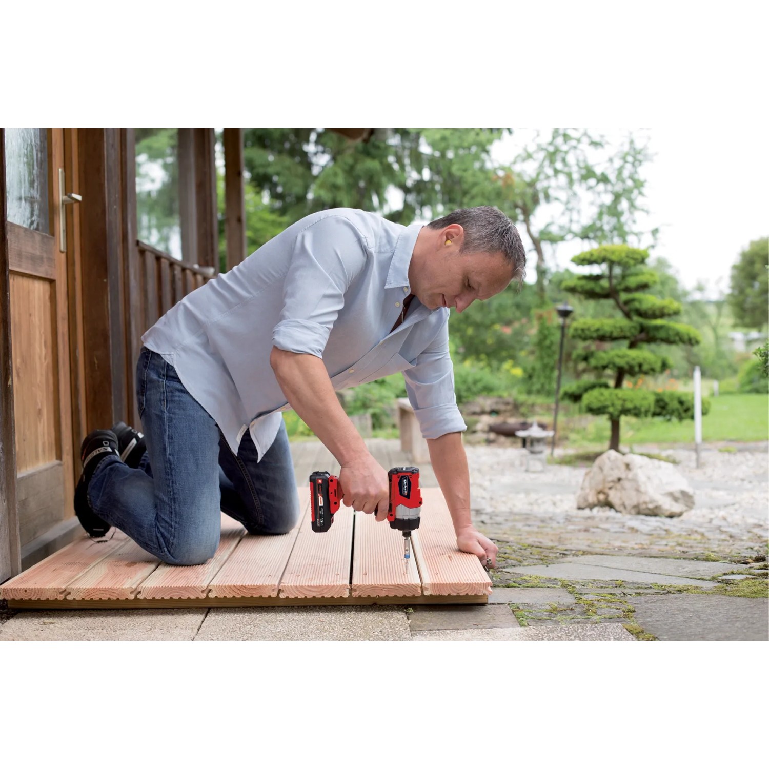 Avvitatore a impulsi a batteria Einhell TE-CI 18/1 Li Solo avvita assi di legno all'aperto.