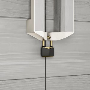 Dettaglio di un lucchetto nero su un mobile da balcone.