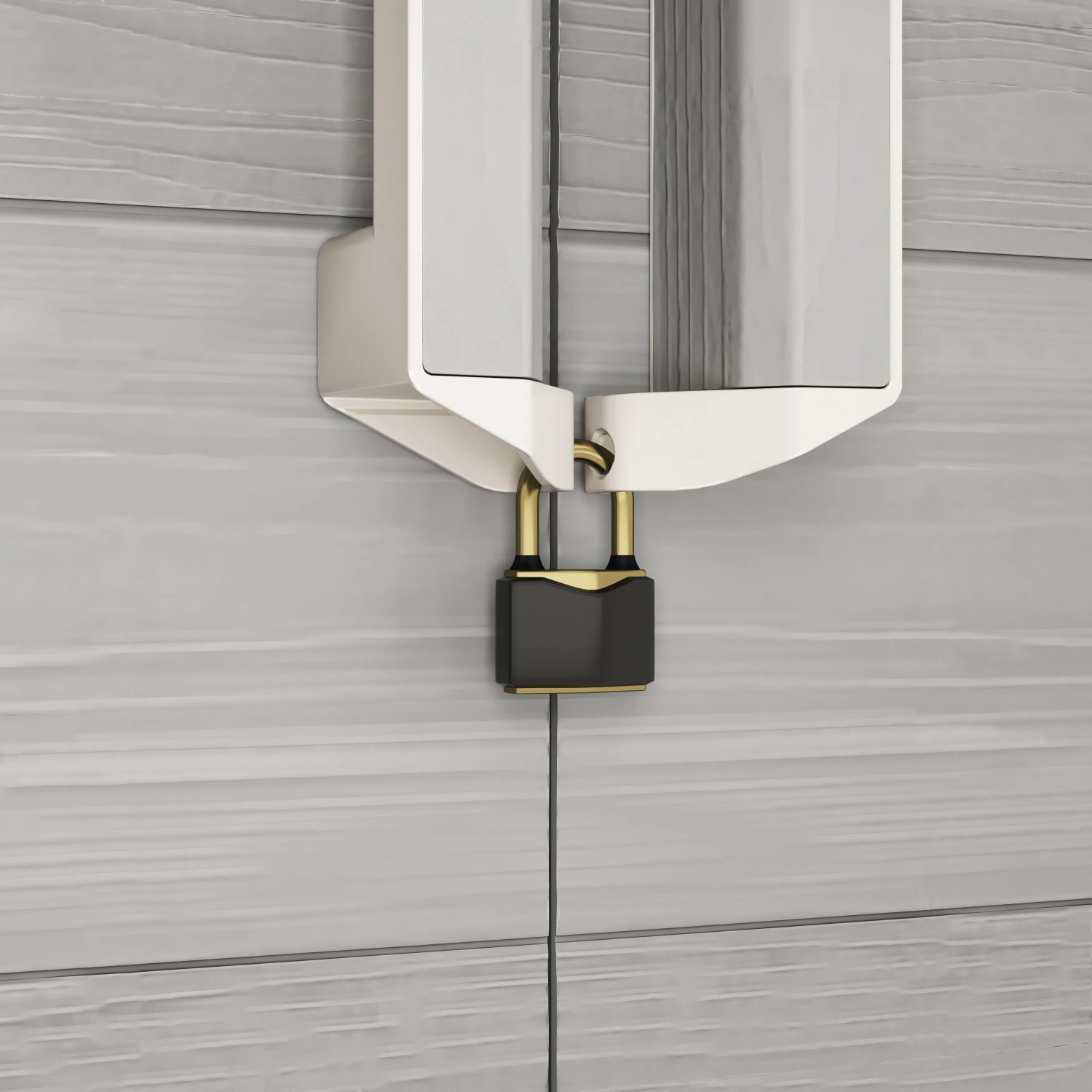 Dettaglio di un lucchetto nero su un mobile da balcone.