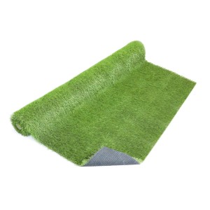 Rotolo di erba sintetica verde per giardino o balcone.