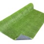 Rotolo di erba sintetica verde per giardino o balcone.