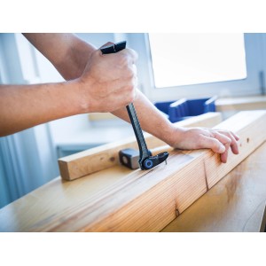 LUX levachiodi 200 mm in uso per estrarre chiodi dal legno. Utensile in acciaio al carbonio.