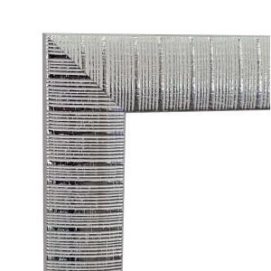 Dettaglio della cornice argentata dello specchio da parete t.b.t. con texture a linee orizzontali.