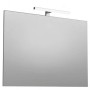 Specchio da parete rettangolare con luce LED orizzontale integrata.